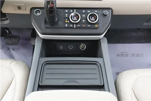 Land Rover Defender, 2023 23