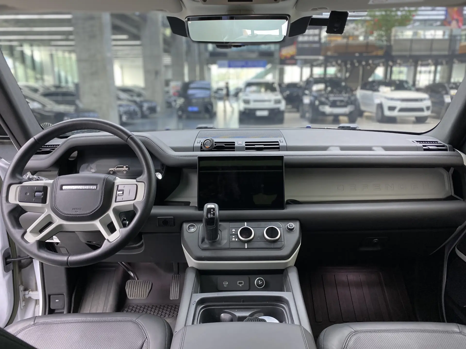 Land Rover Defender, 2023 7
