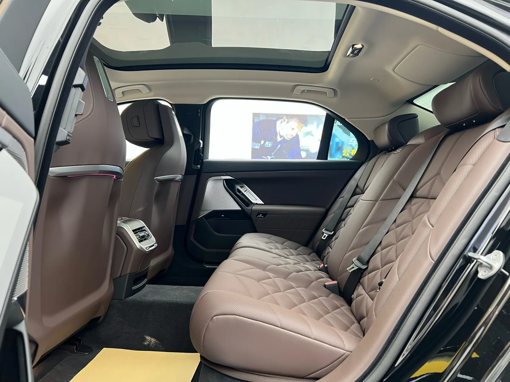 BMW 735Li, 2025 38