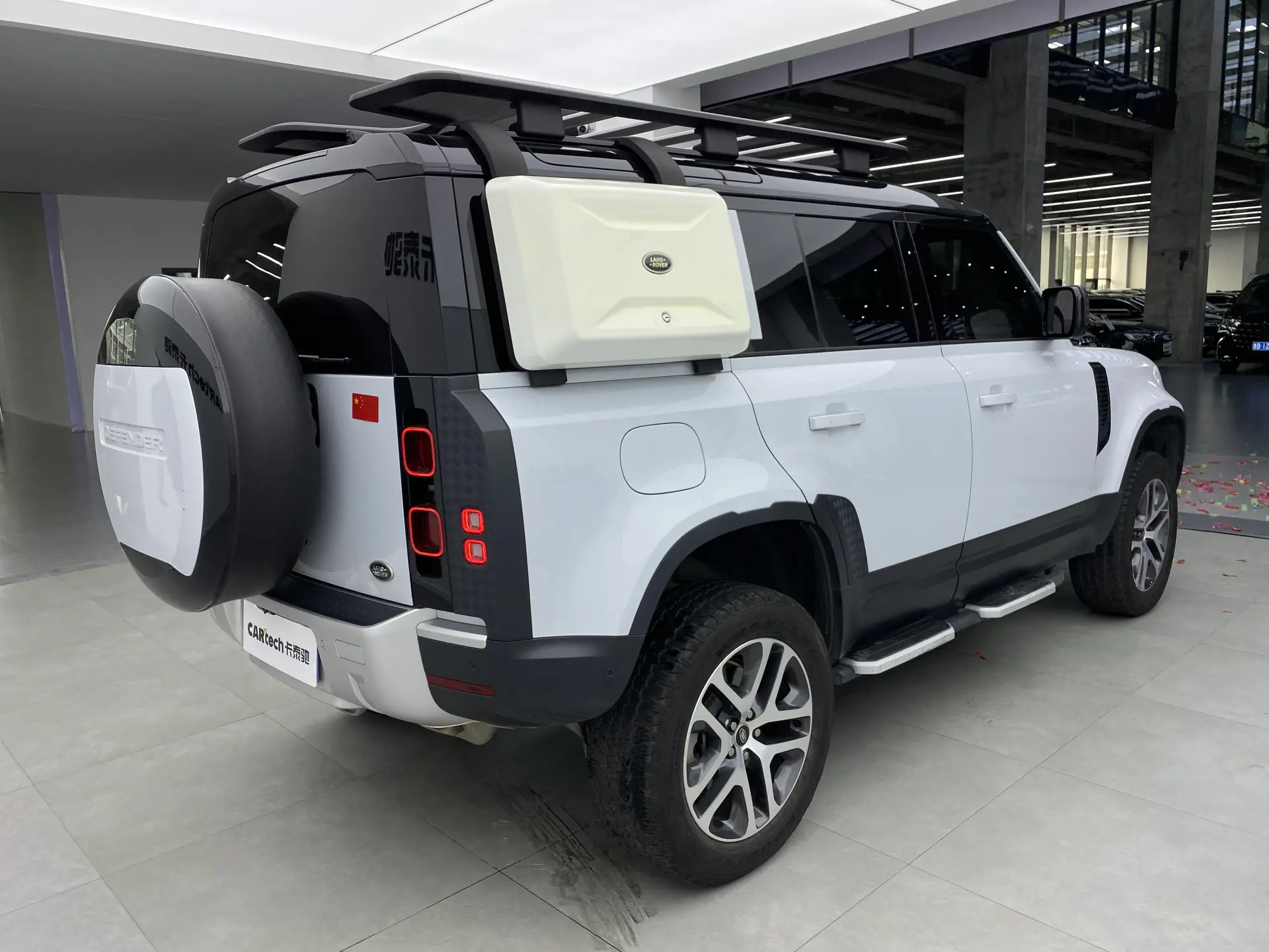 Land Rover Defender, 2023 3