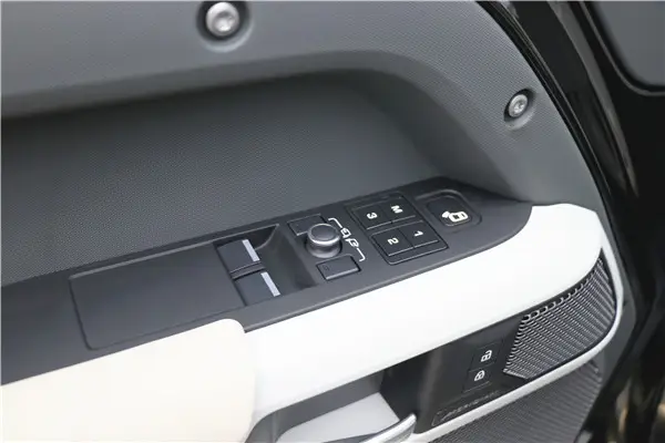 Land Rover Defender, 2023 12