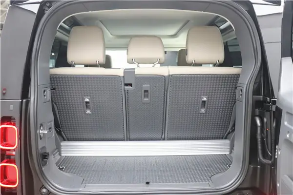 Land Rover Defender, 2023 32