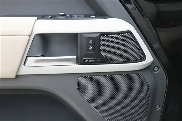 Land Rover Defender, 2023 11