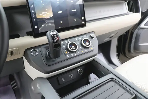 Land Rover Defender, 2023 14