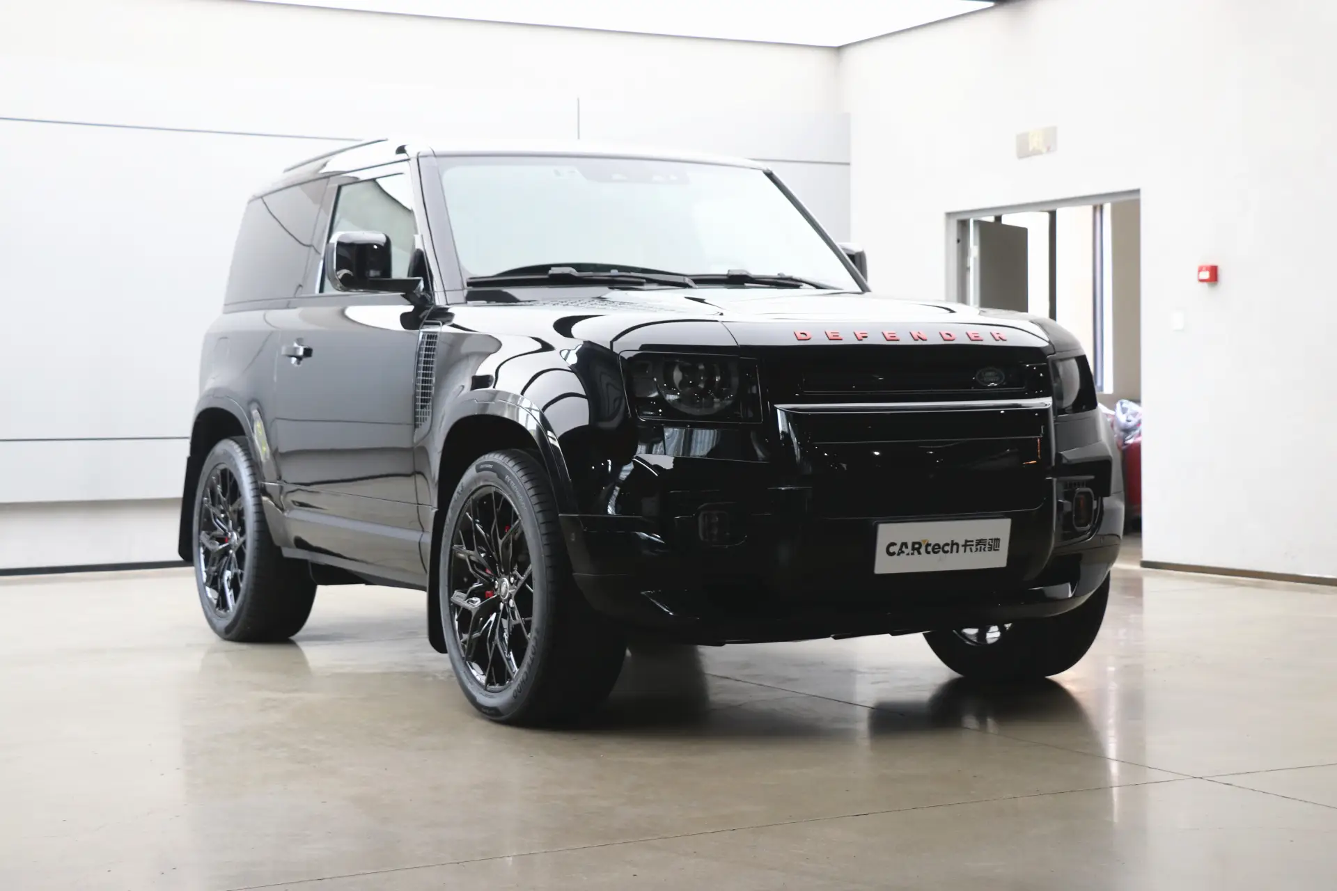 Land Rover Defender, 2023 24