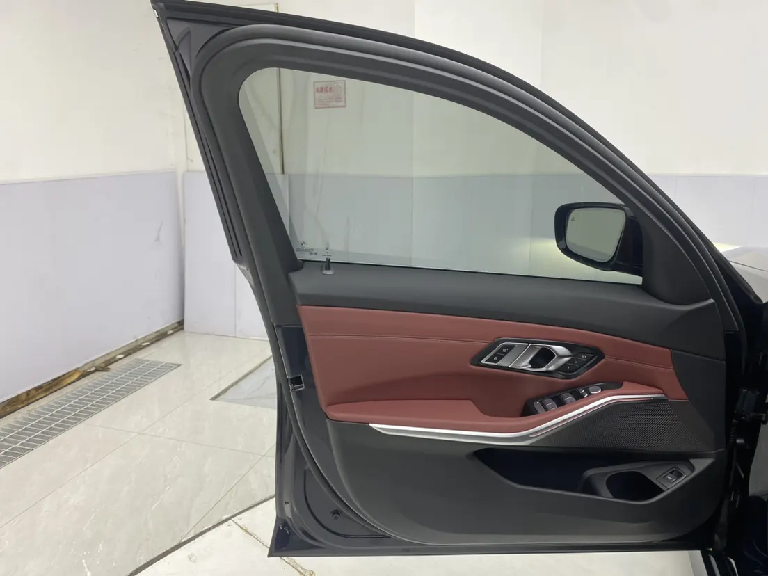 BMW 325Li, 2025 26