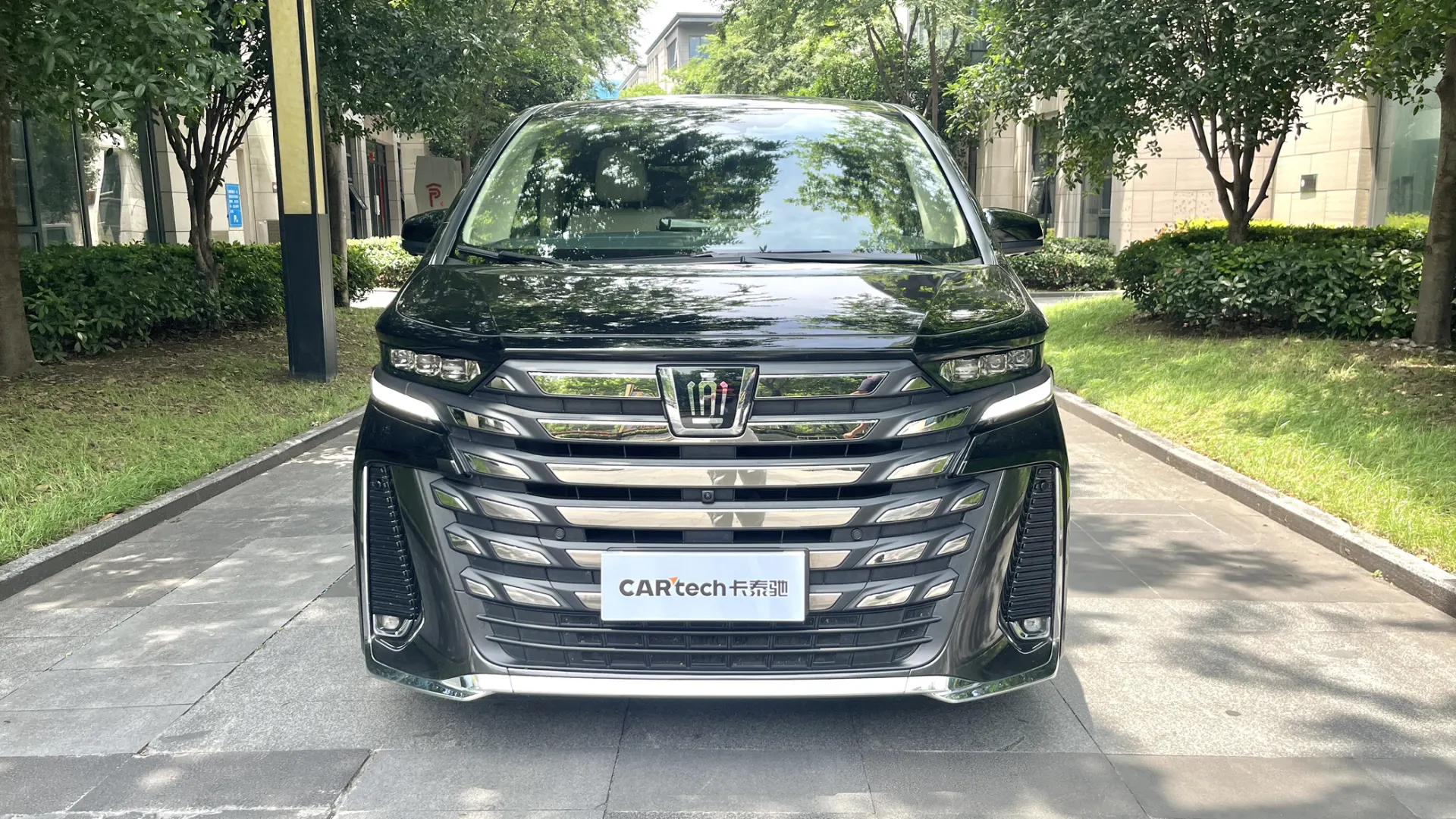 Toyota Vellfire, 2024 3