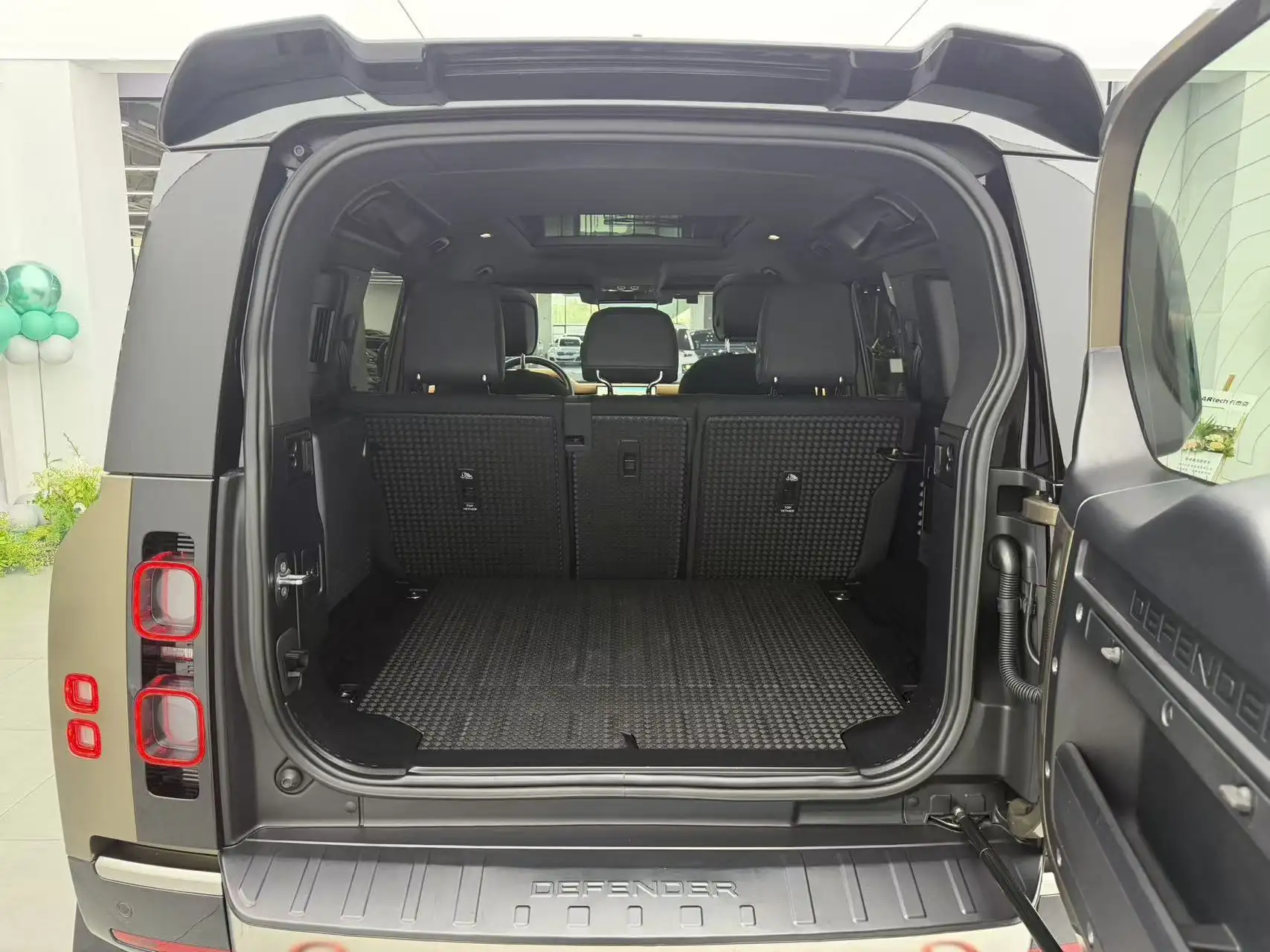 Land Rover Defender, 2023 29