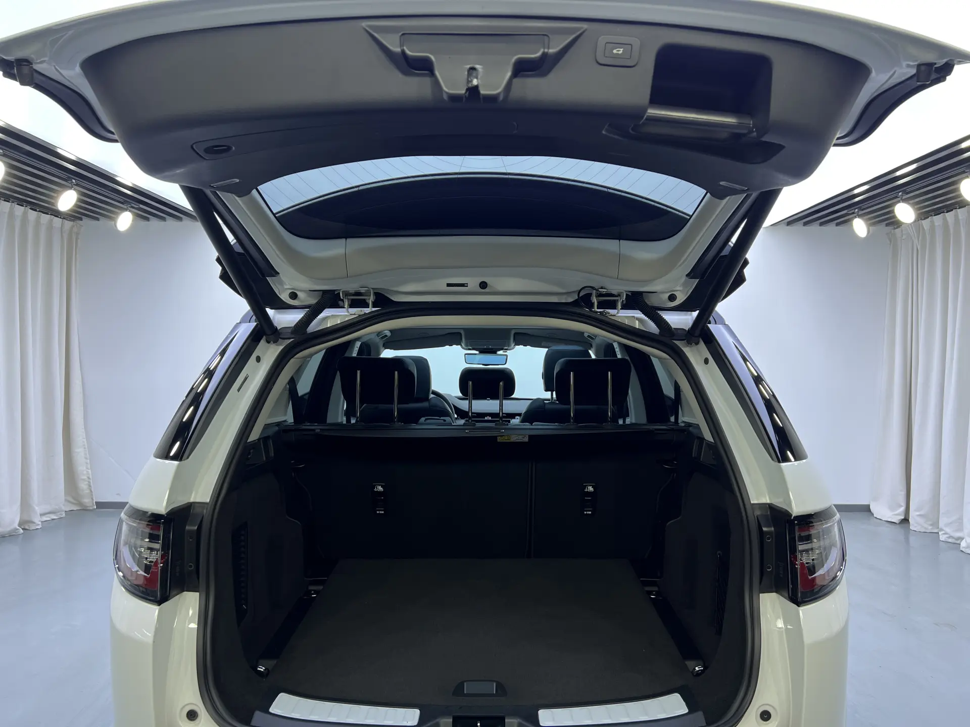 Land Rover Discovery Sport, 2024 3