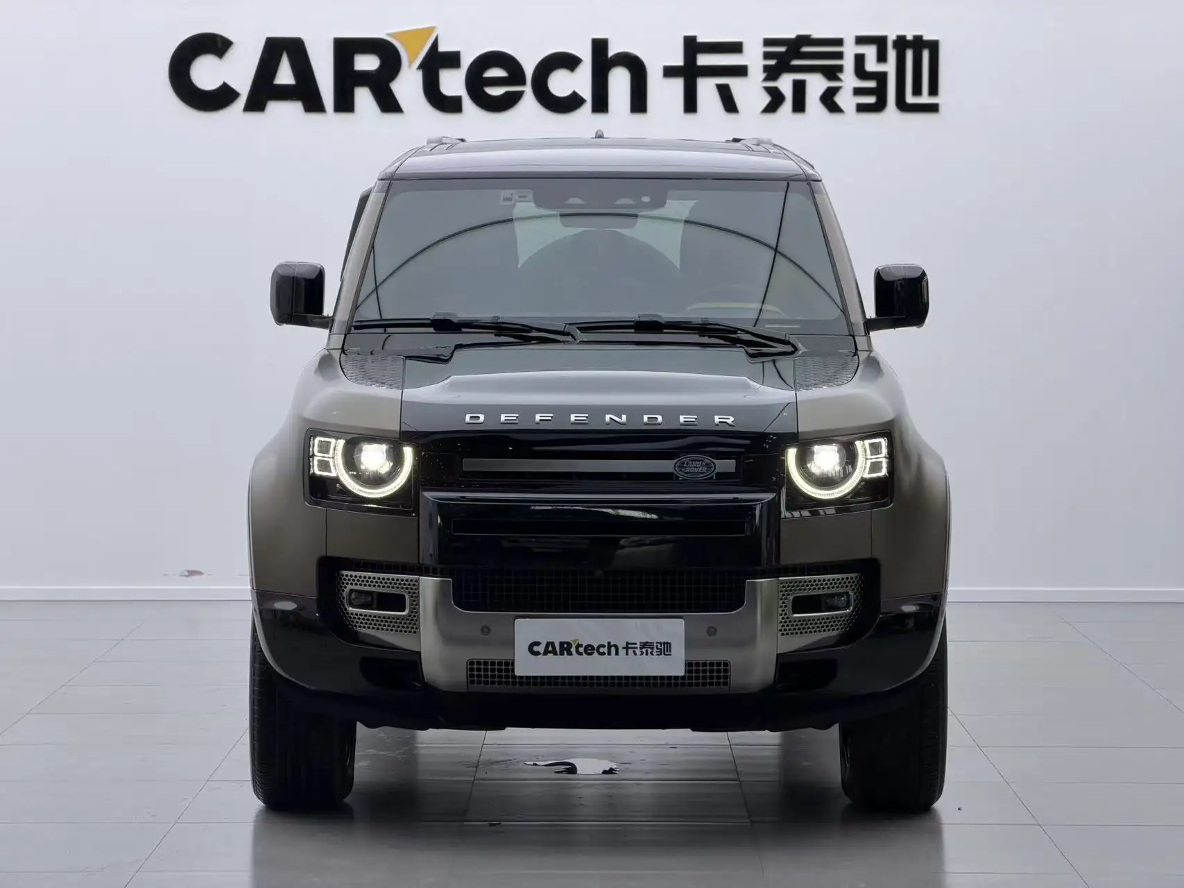 Land Rover Defender, 2023 3