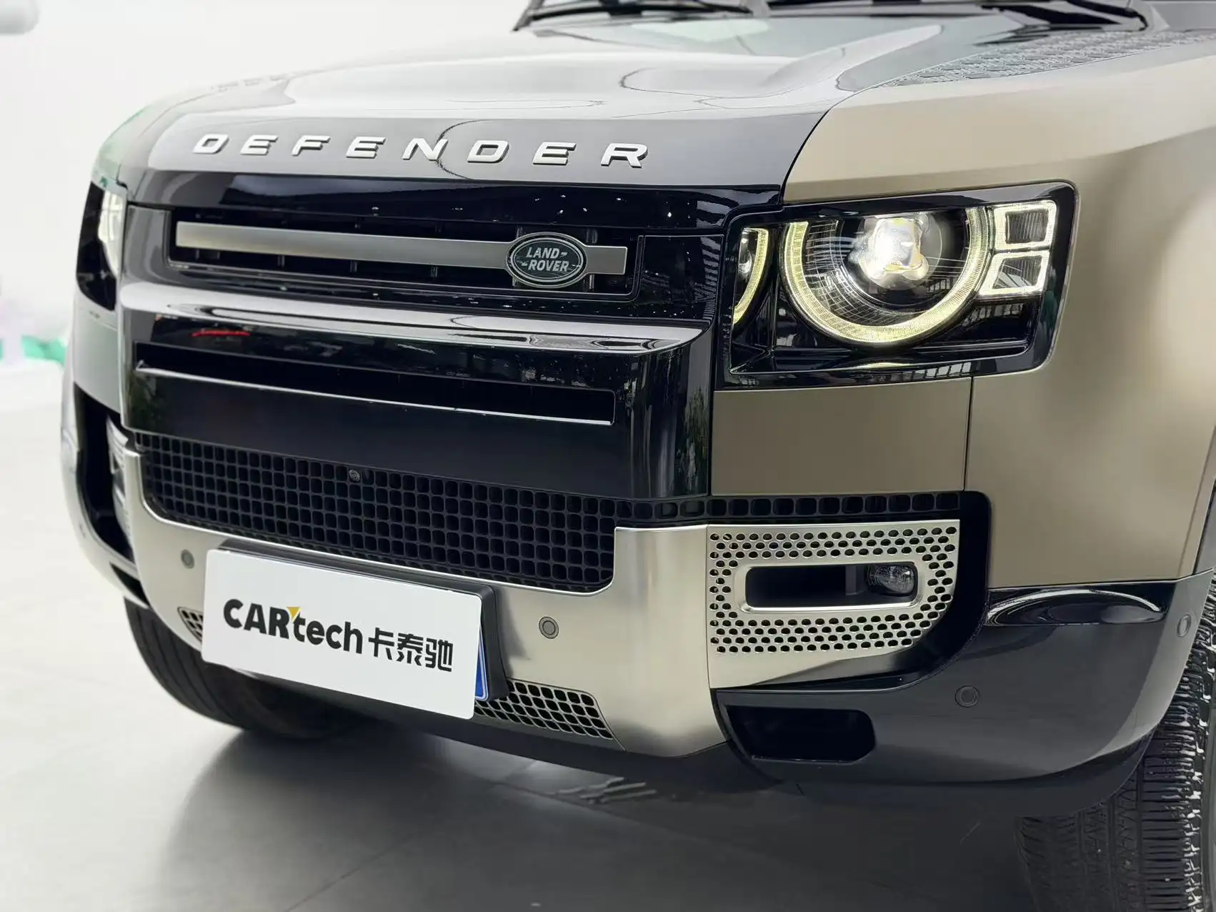 Land Rover Defender, 2023 32