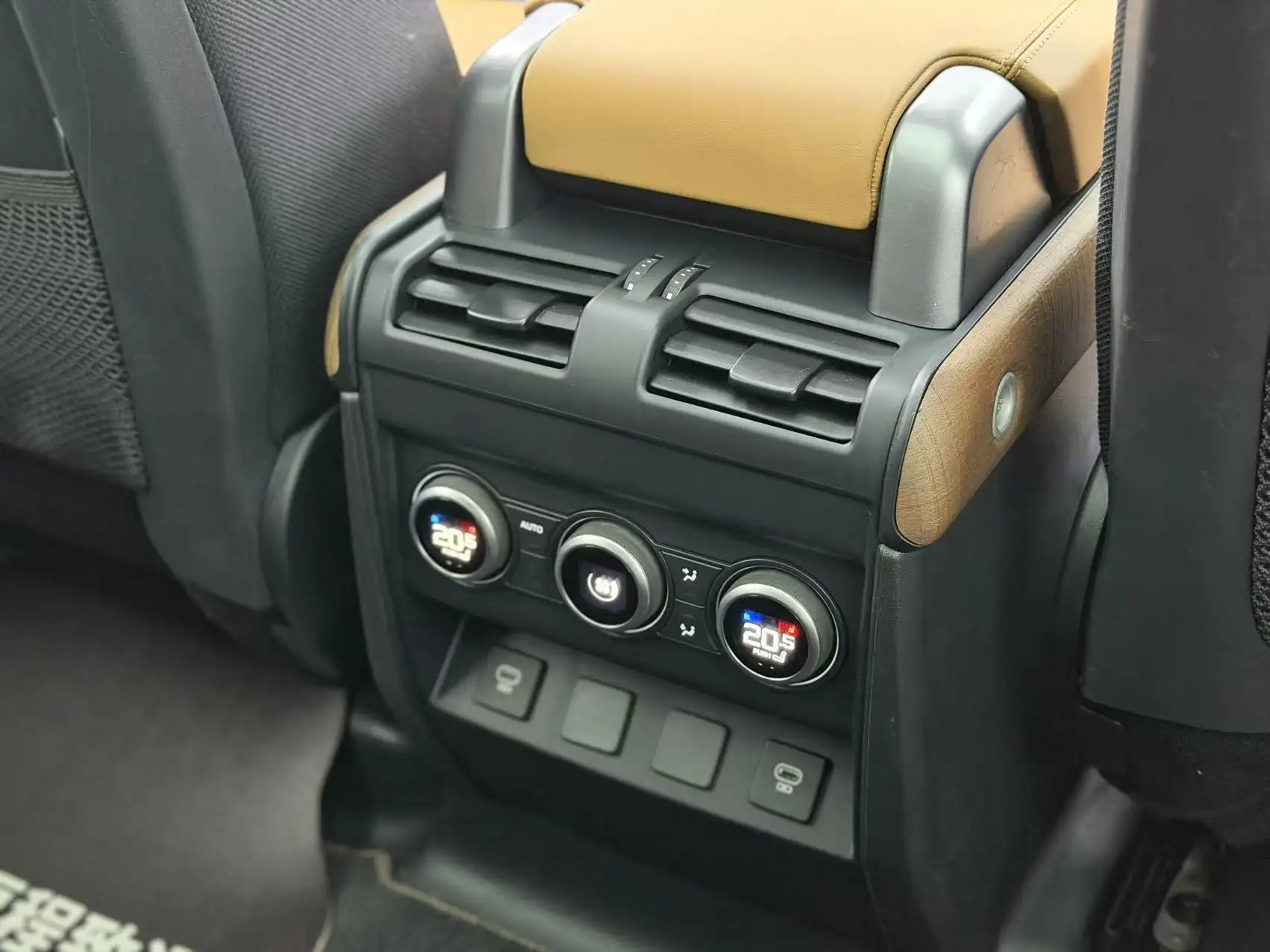Land Rover Defender, 2023 24