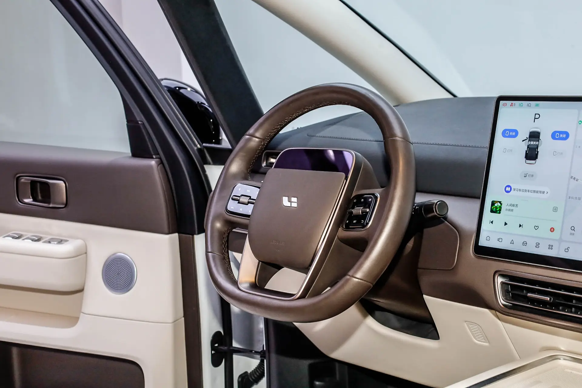 Li Auto MEGA, 2024 26