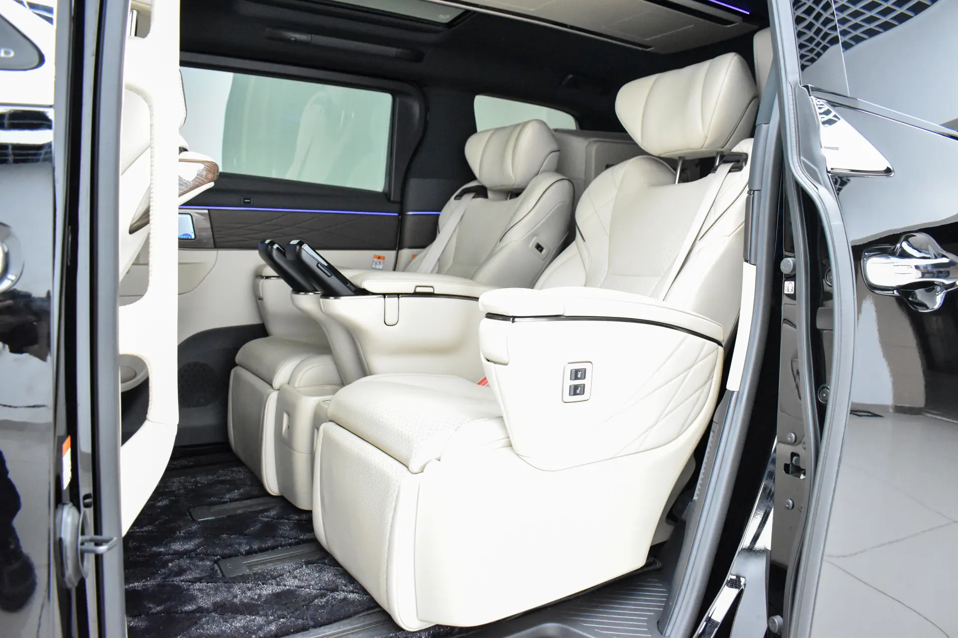 Toyota Alphard, 2024 13