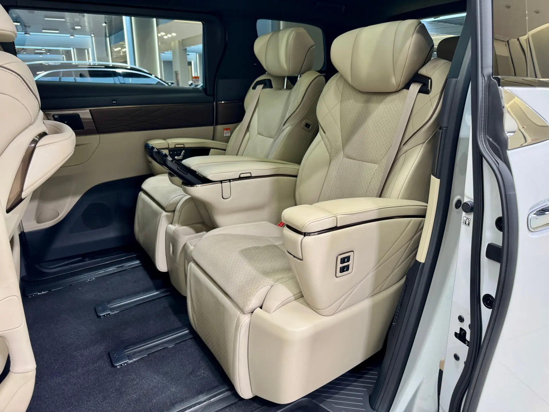 Toyota Vellfire, 2024 18