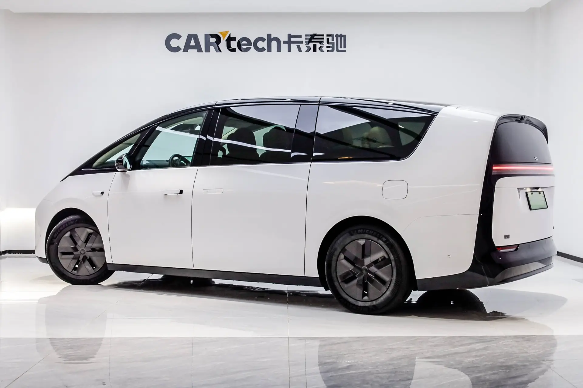 Li Auto MEGA, 2024 4