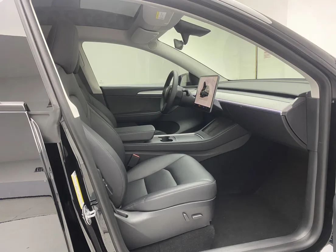 Tesla Model Y, 2023 18