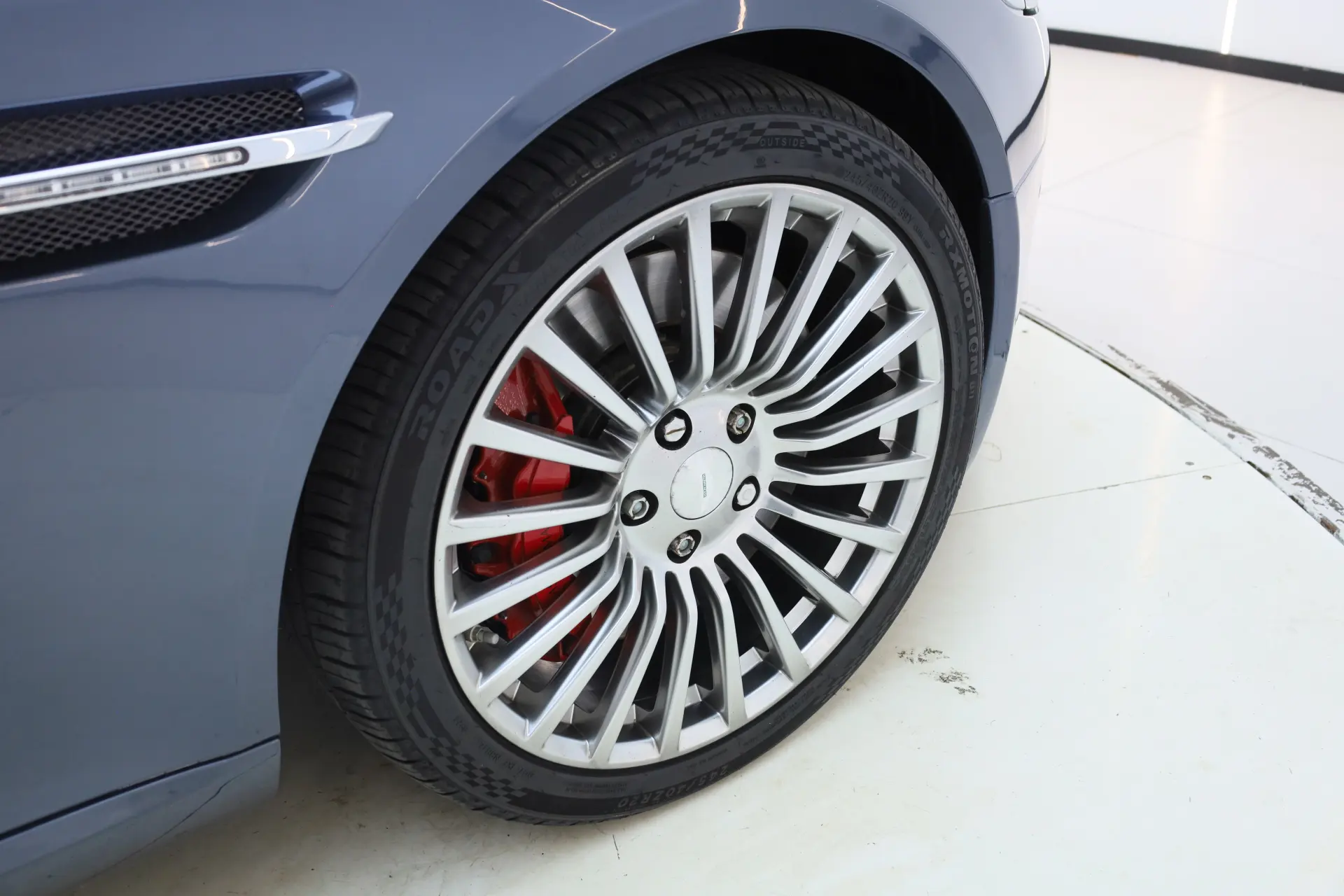 Aston Martin Rapide, 2013 9