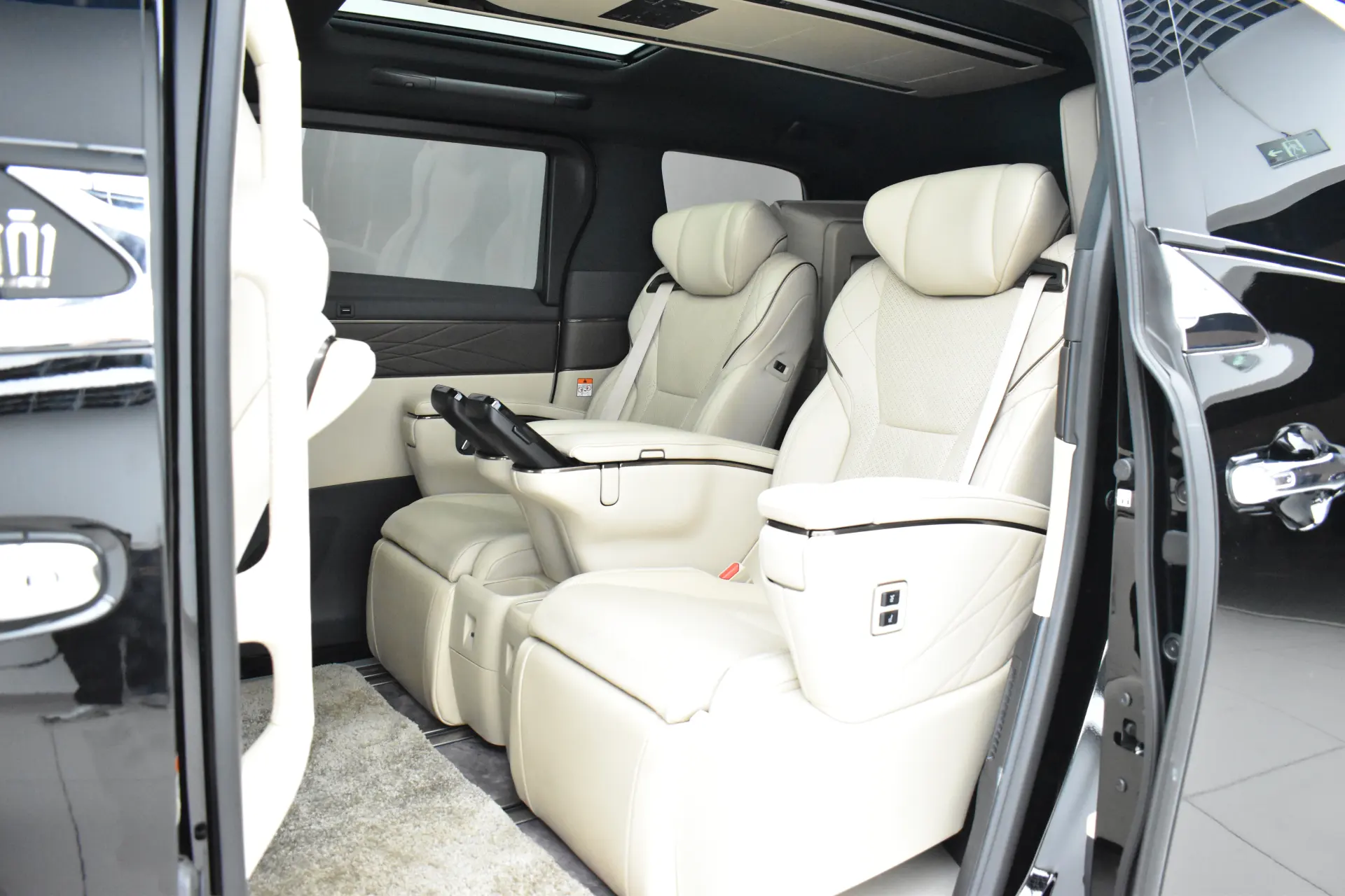 Toyota Vellfire, 2024 11