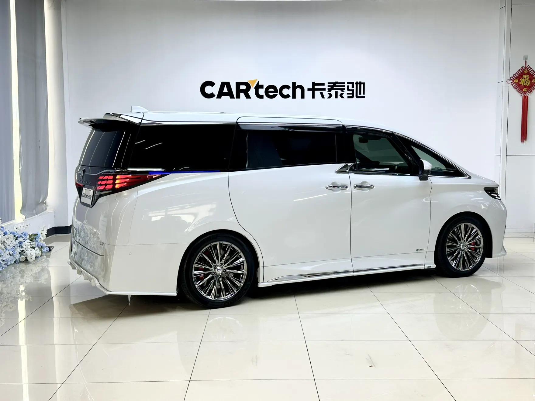 Toyota Alphard, 2025 3