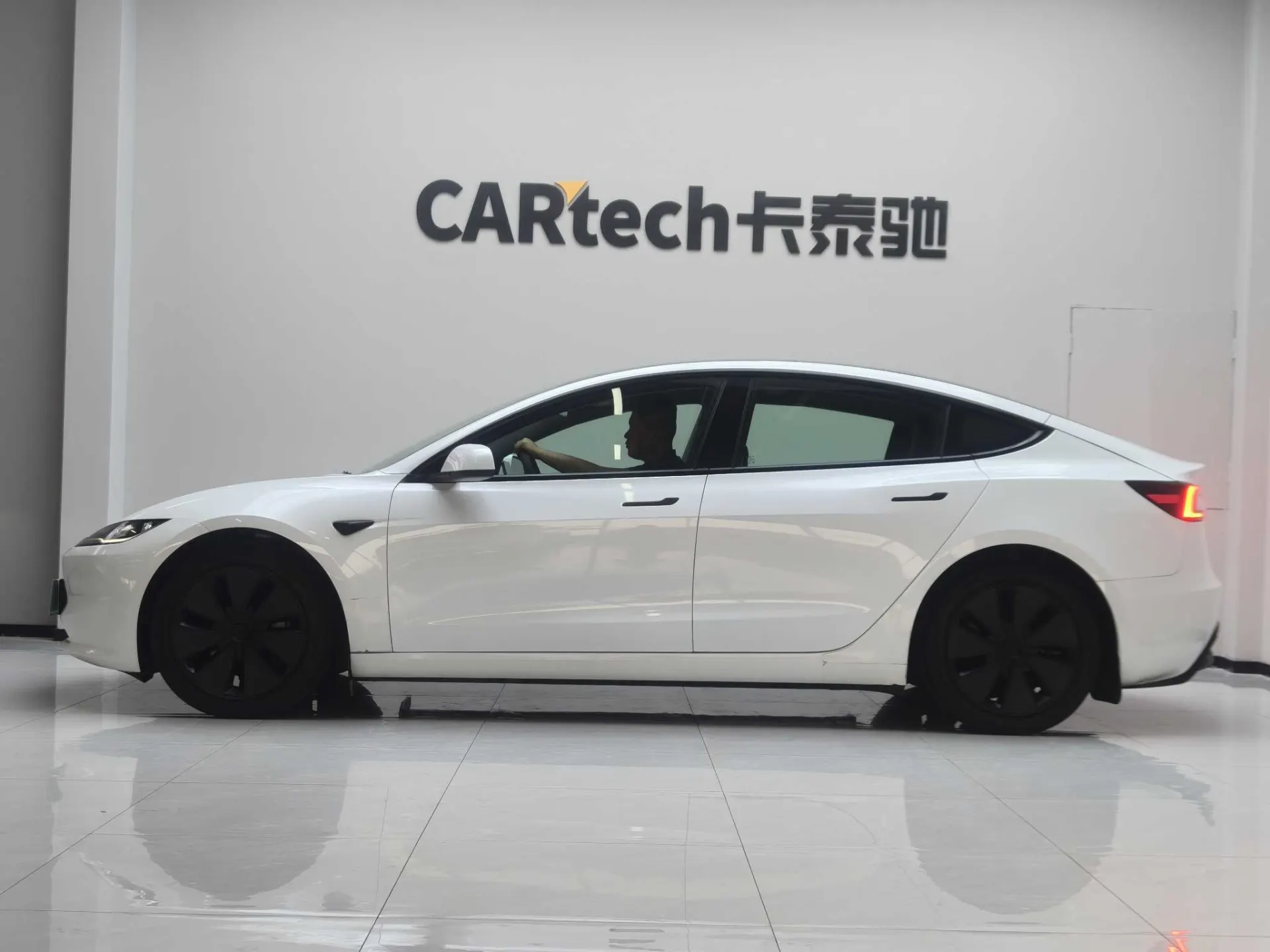 Tesla Model 3, 2025 7