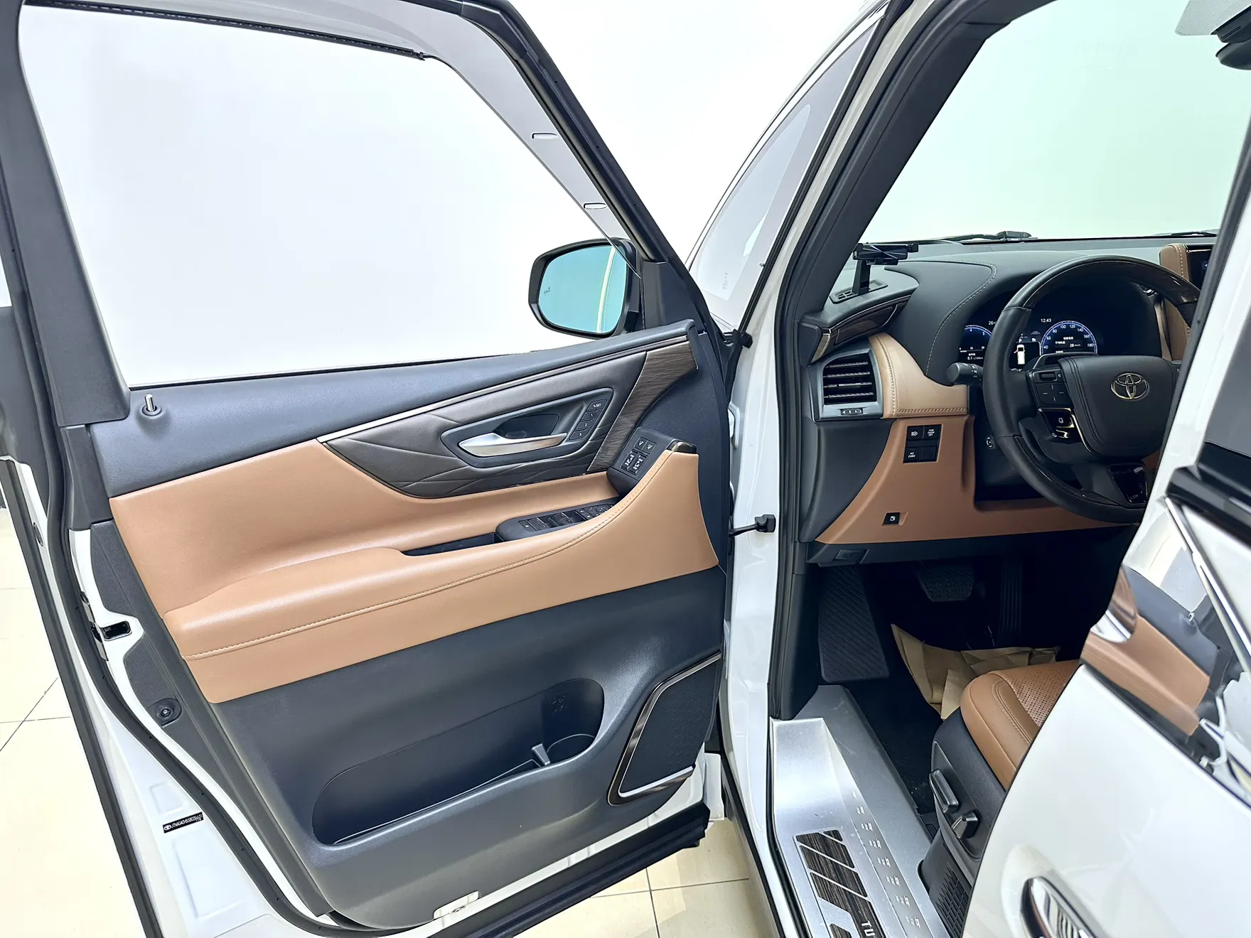 Toyota Alphard, 2025 12