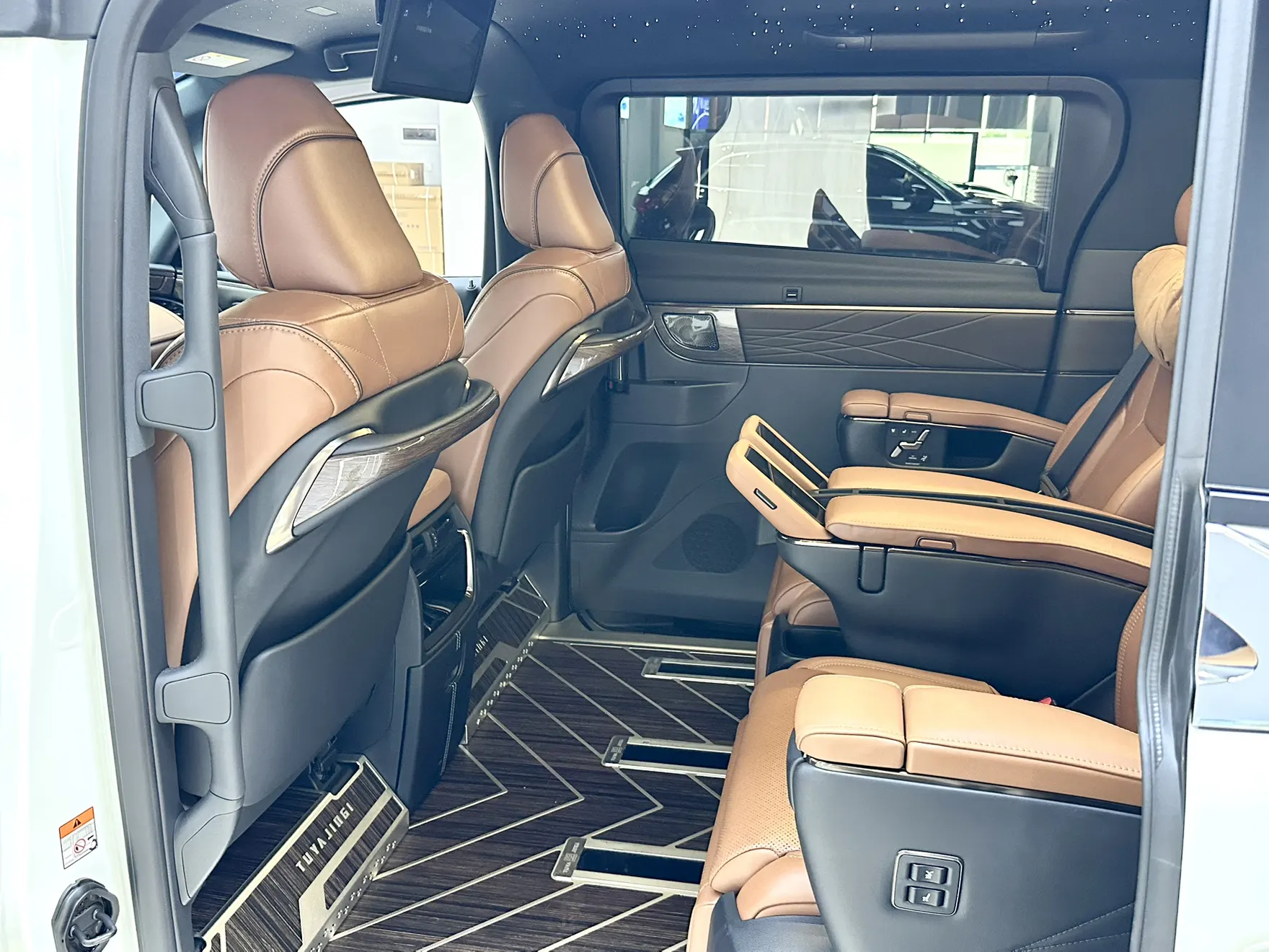 Toyota Alphard, 2025 14