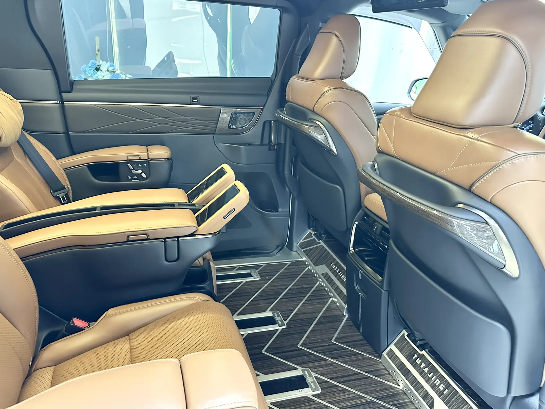 Toyota Alphard, 2025 20