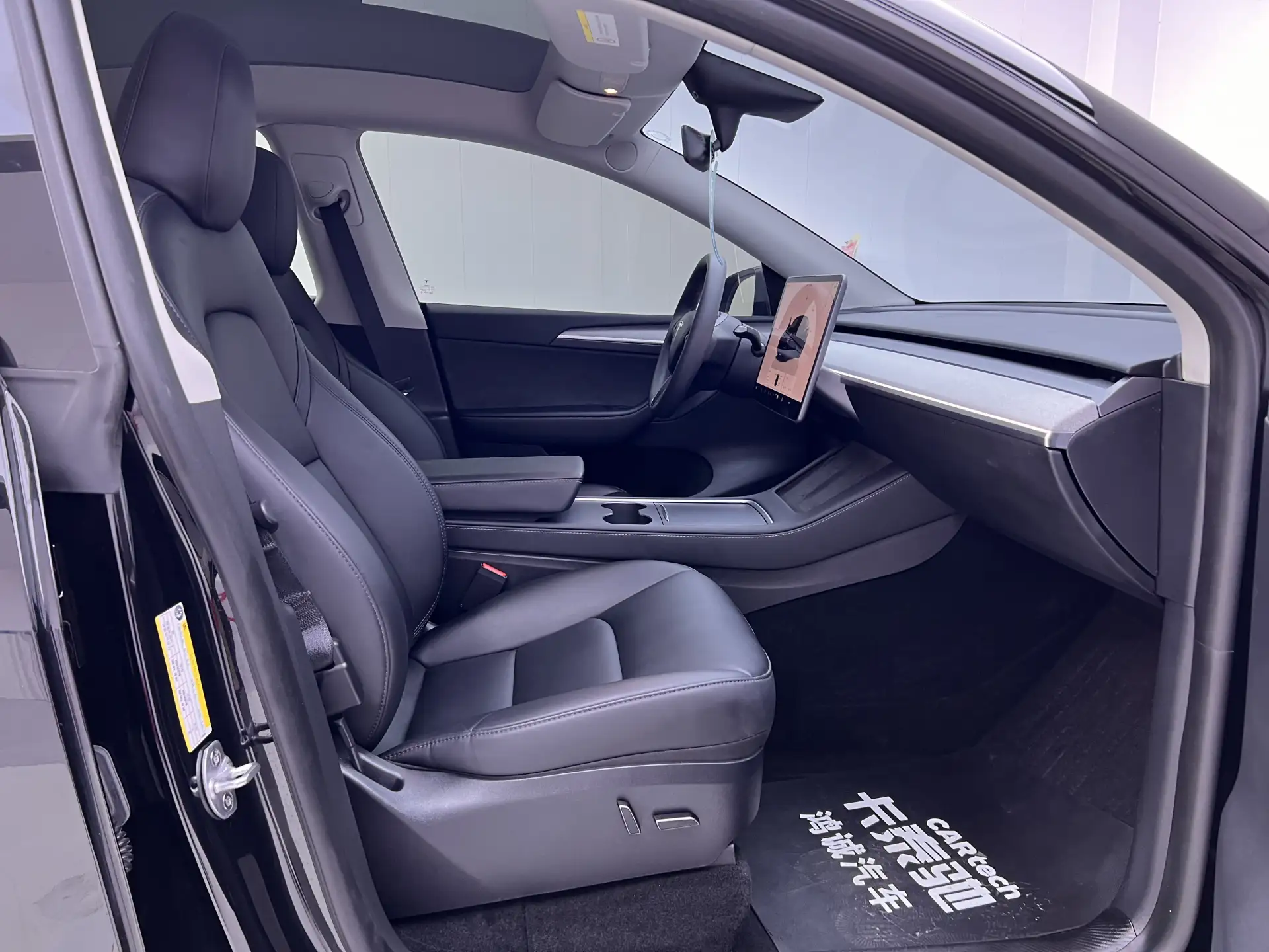 Tesla Model Y, 2023 19