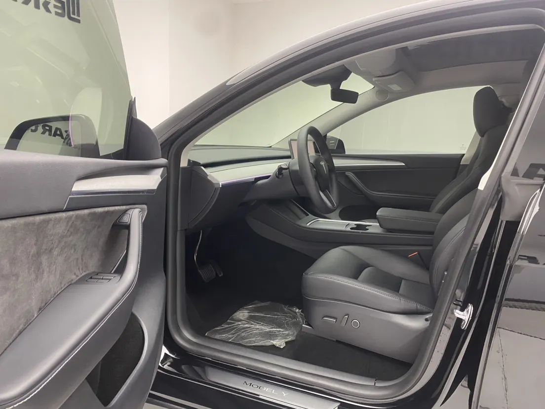 Tesla Model Y, 2023 17