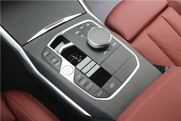BMW 325Li, 2025 14