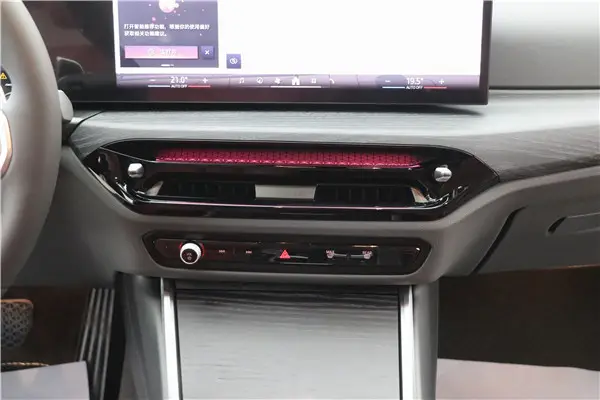 BMW 325Li, 2025 19