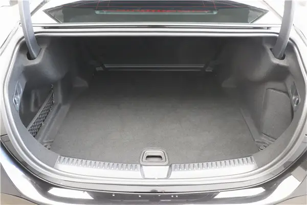 Mercedes-Benz E 300 L, 2026 31