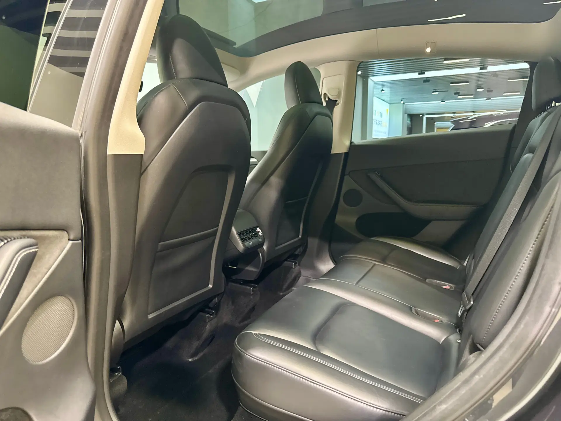 Tesla Model Y, 2024 17