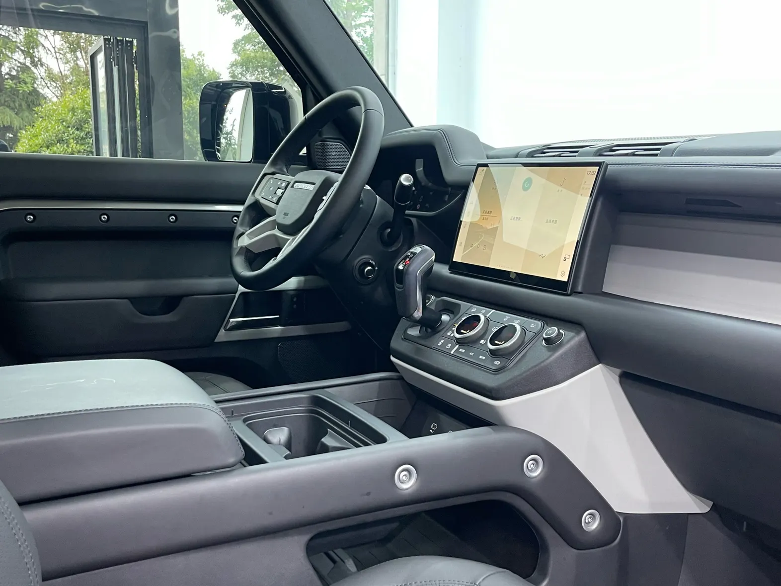 Land Rover Defender, 2024 13
