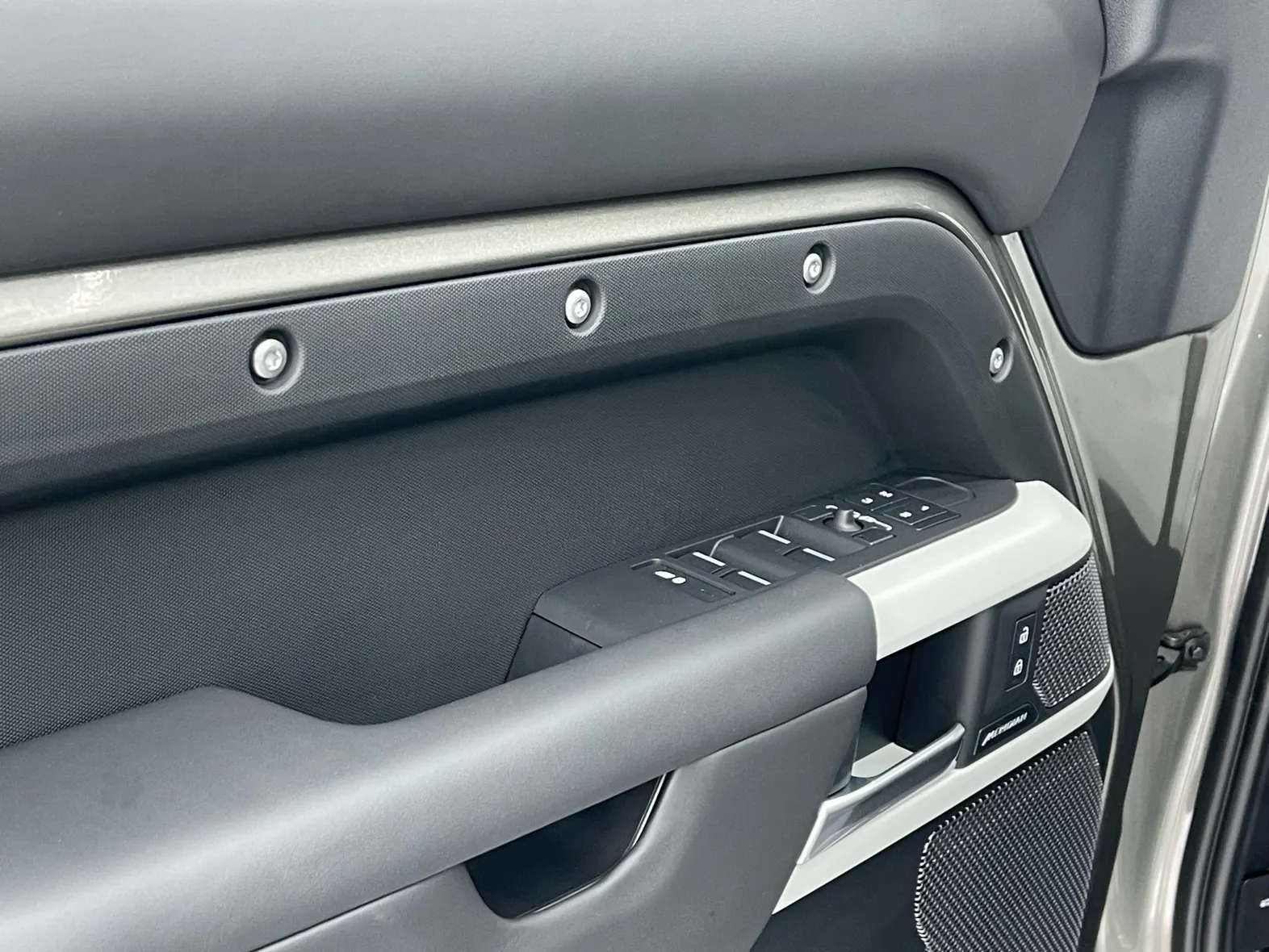 Land Rover Defender, 2024 16