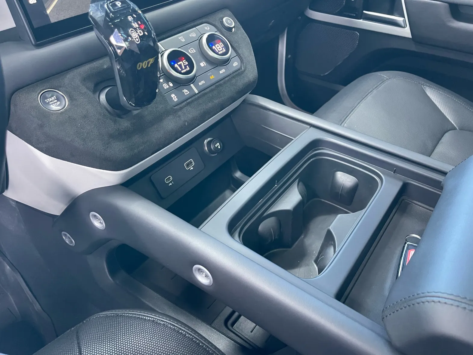 Land Rover Defender, 2024 24