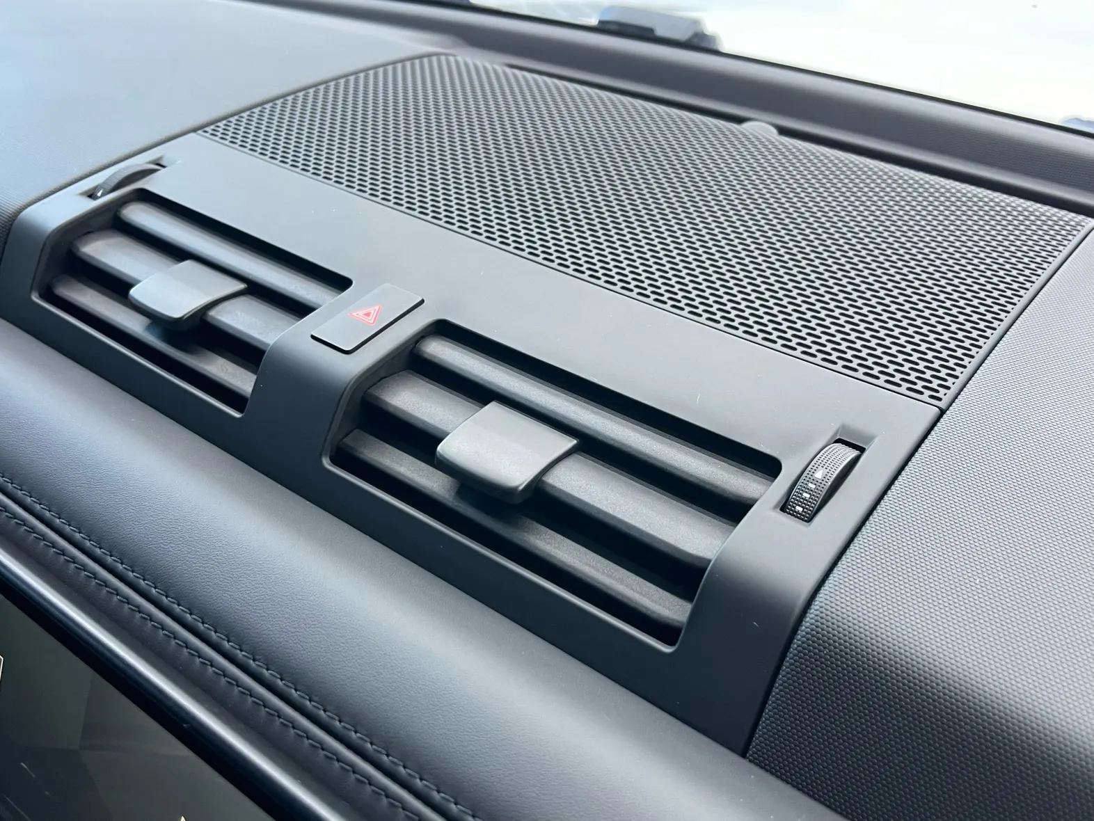 Land Rover Defender, 2024 32