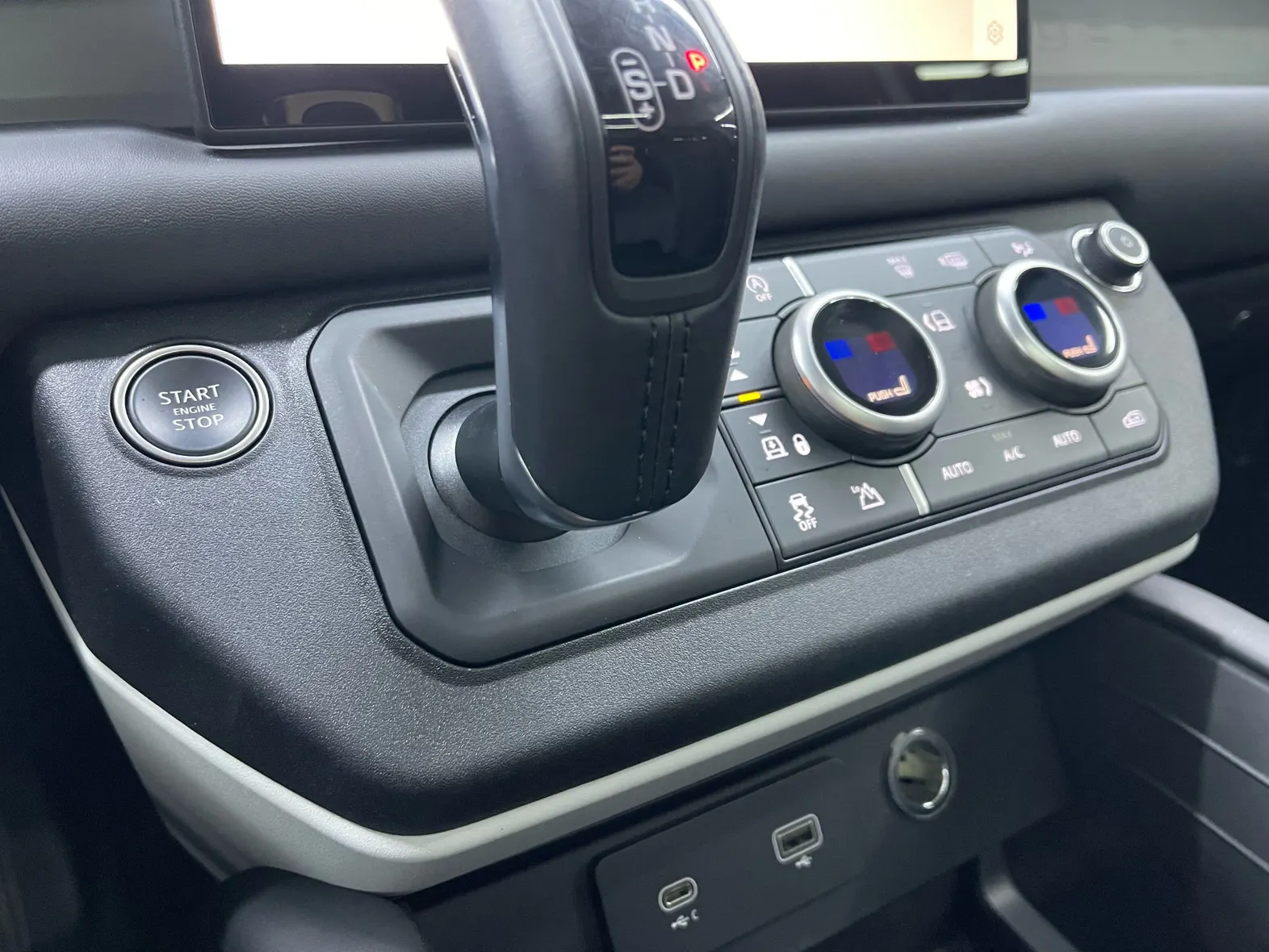 Land Rover Defender, 2024 15