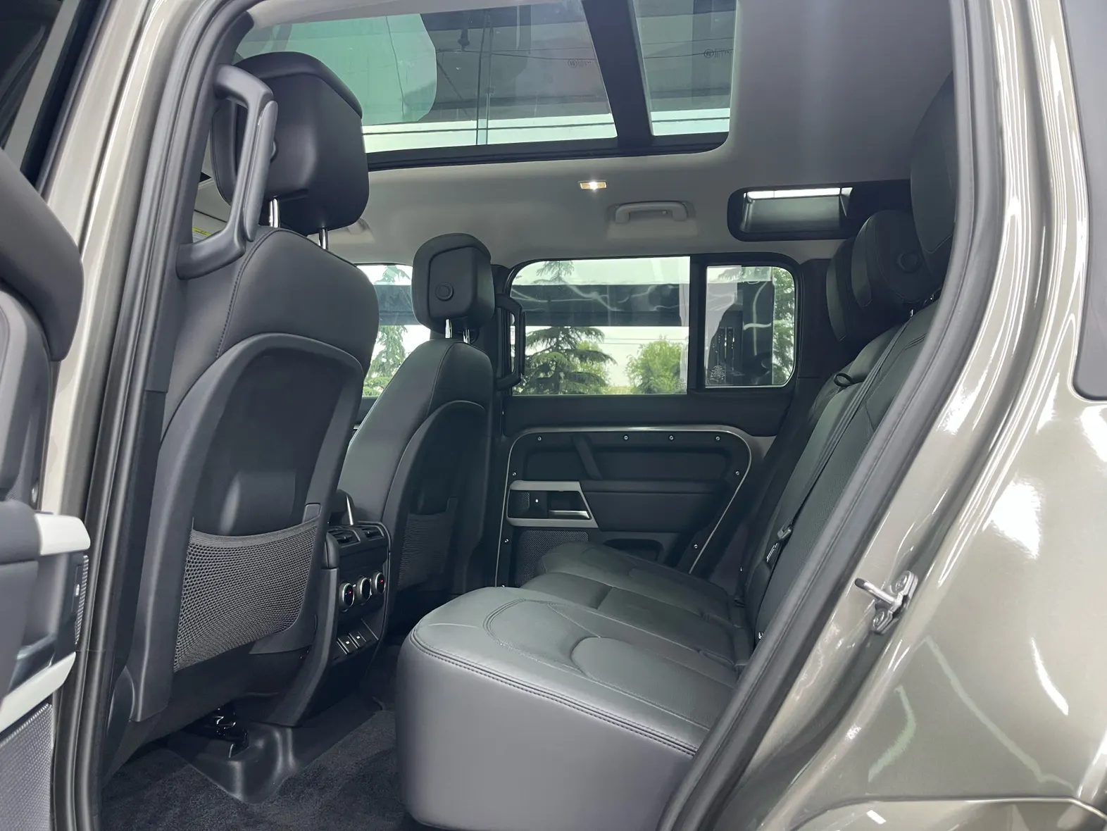 Land Rover Defender, 2024 14