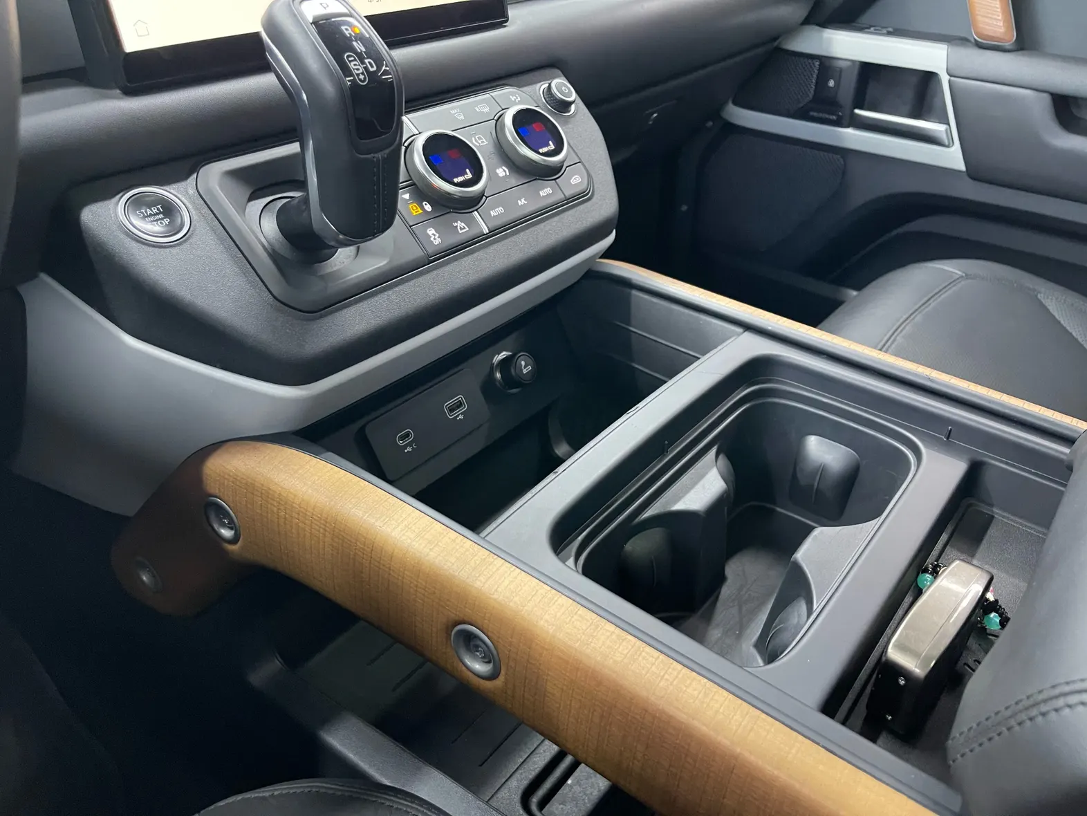 Land Rover Defender, 2022 25