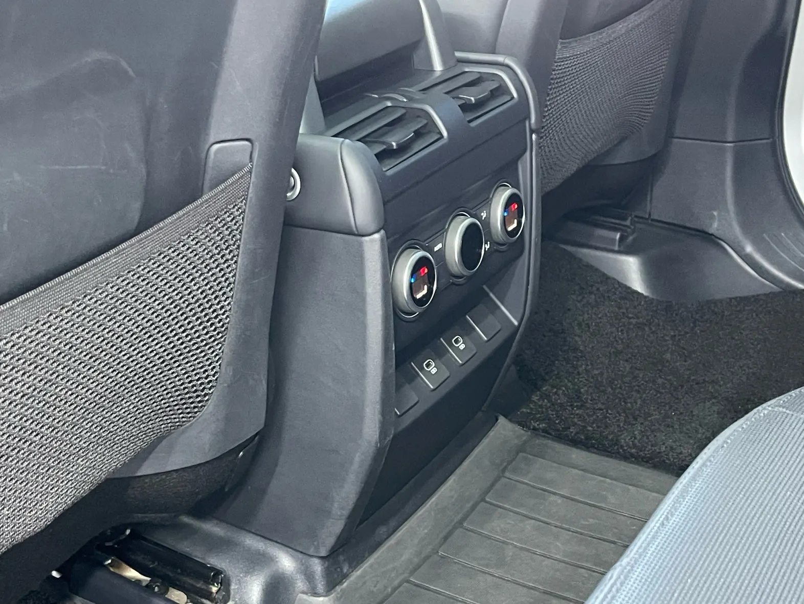 Land Rover Defender, 2024 31