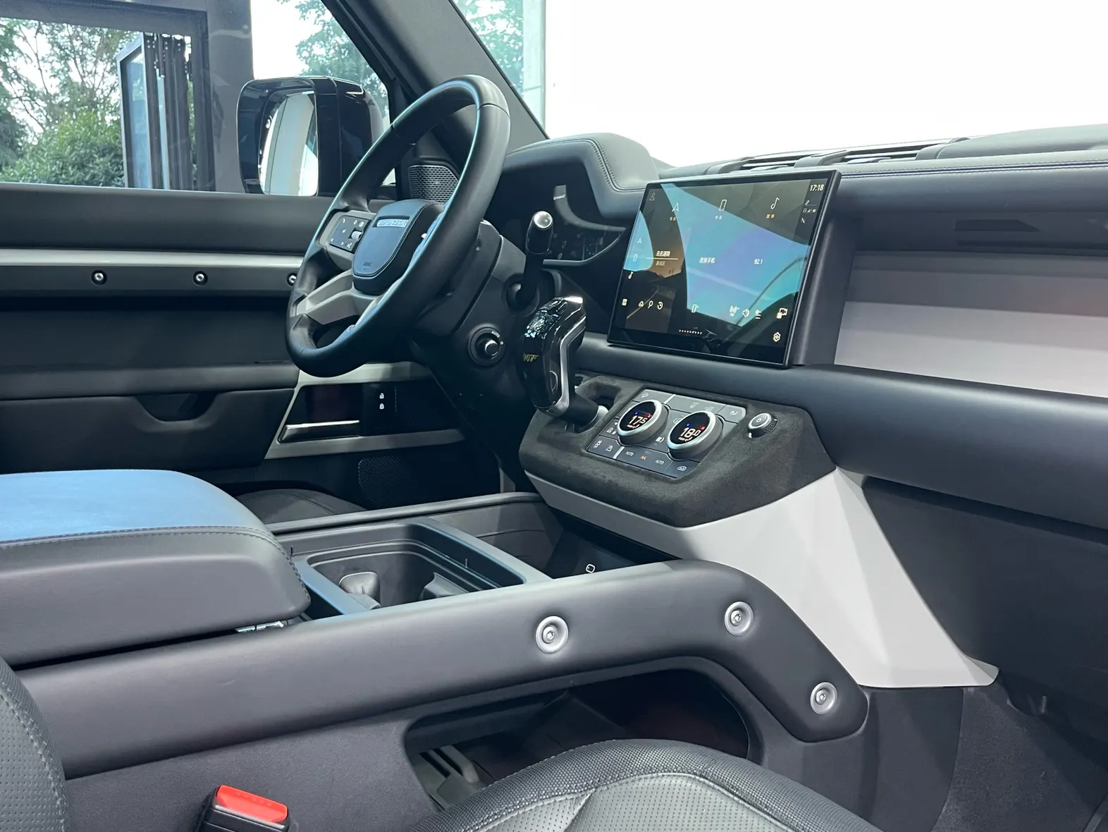 Land Rover Defender, 2024 17