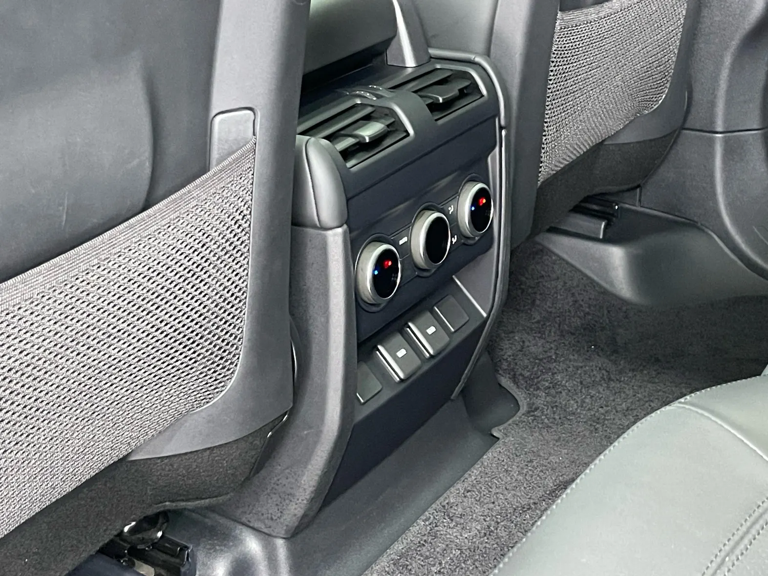 Land Rover Defender, 2024 27