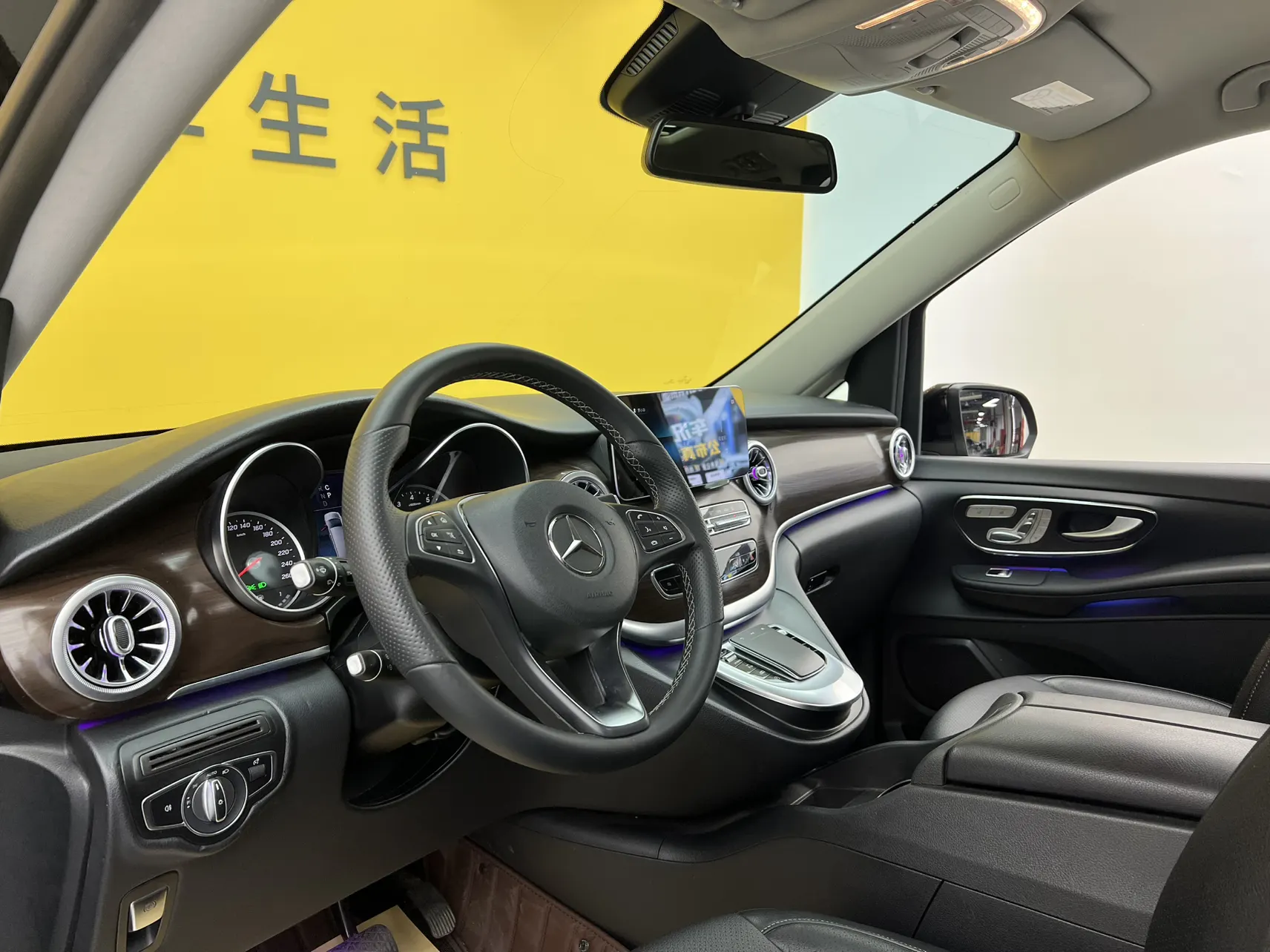 Mercedes-Benz V, 2021 32