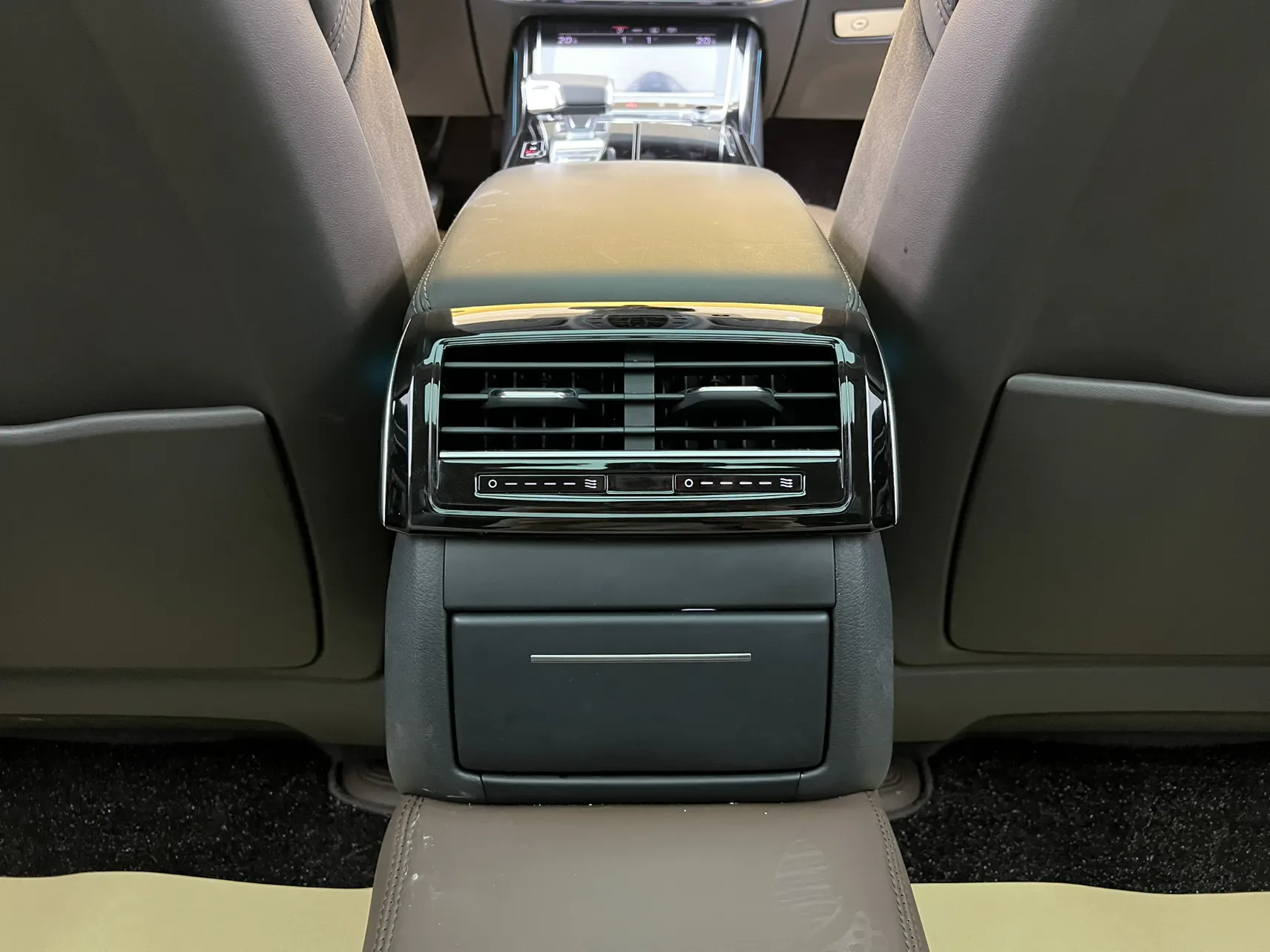 Audi A8L 45 TFSI, 2024 25