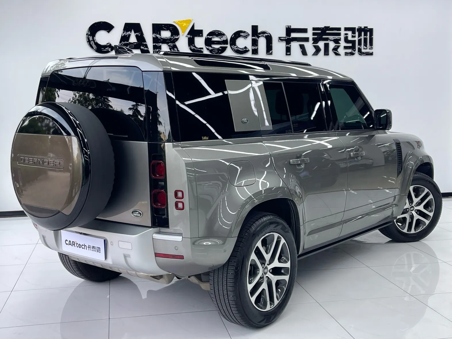 Land Rover Defender, 2024 3