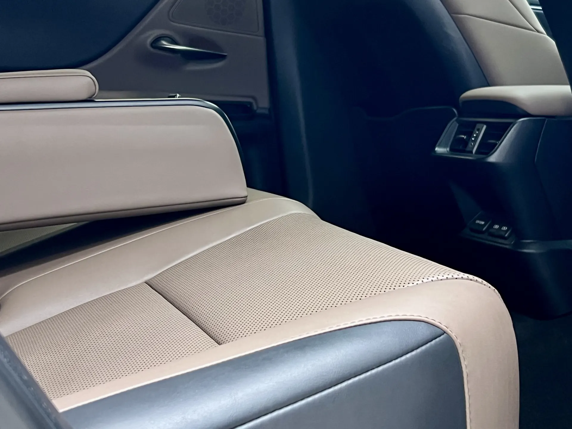 Lexus ES 200, 2021 25