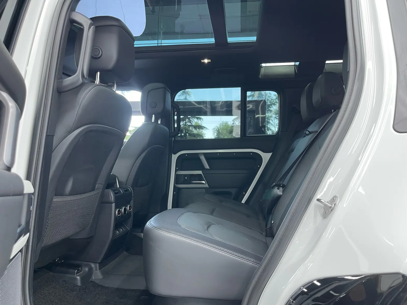 Land Rover Defender, 2024 18
