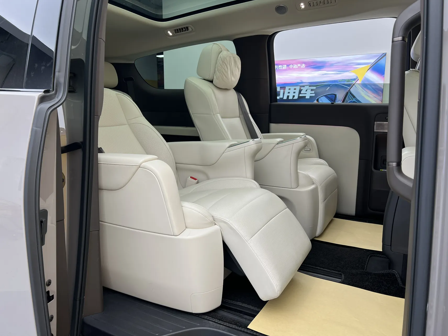 Li Auto MEGA, 2024 36